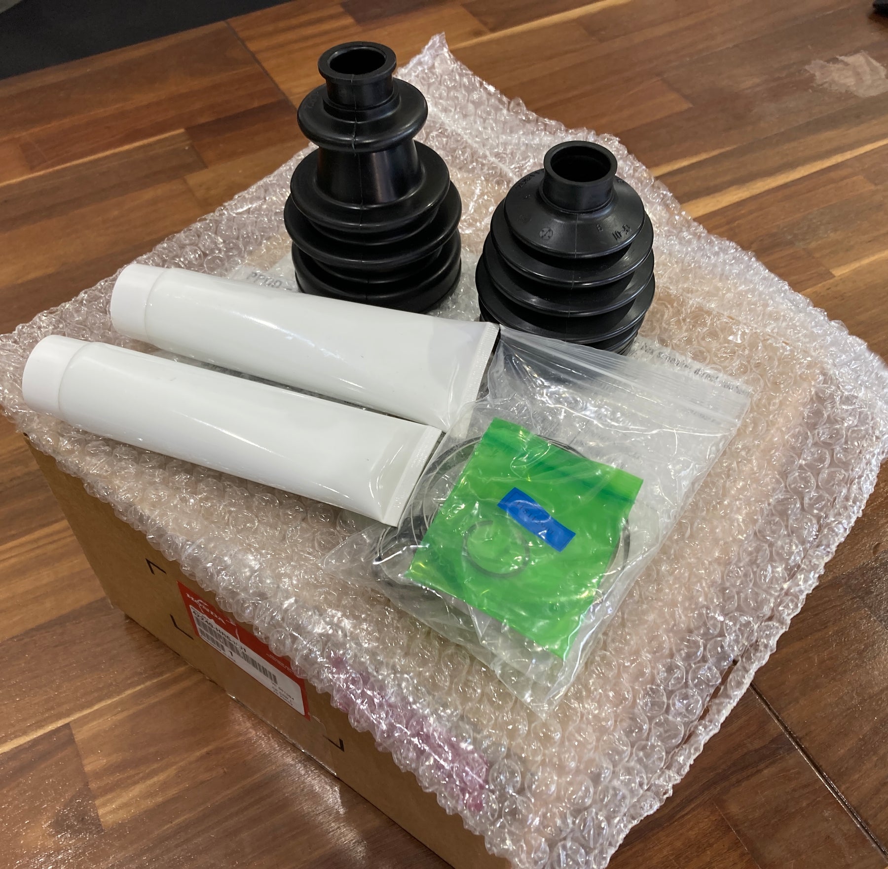 42240HR6B01 BOOT SET